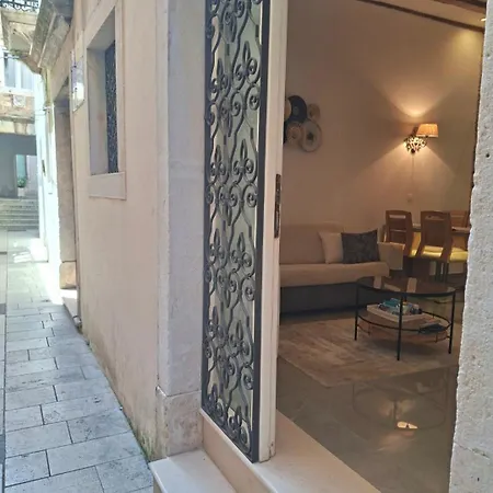 Dalti Center Apartman *